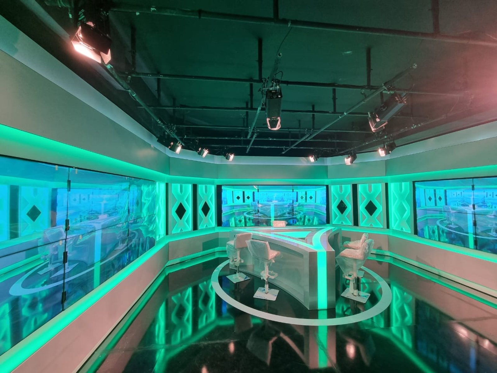 Télévision Togolaise : studio du JT et identité de chaîne, sélection 1