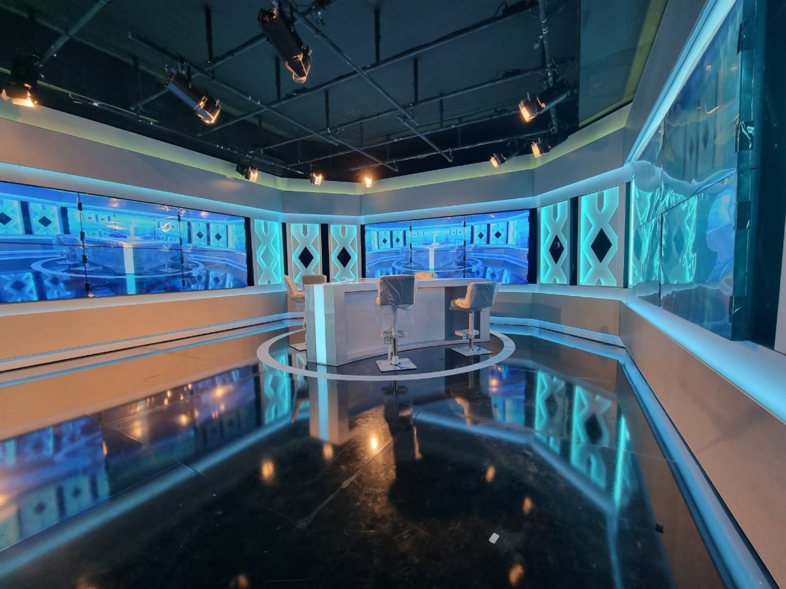 Télévision Togolaise : studio du JT et identité de chaîne, sélection 3