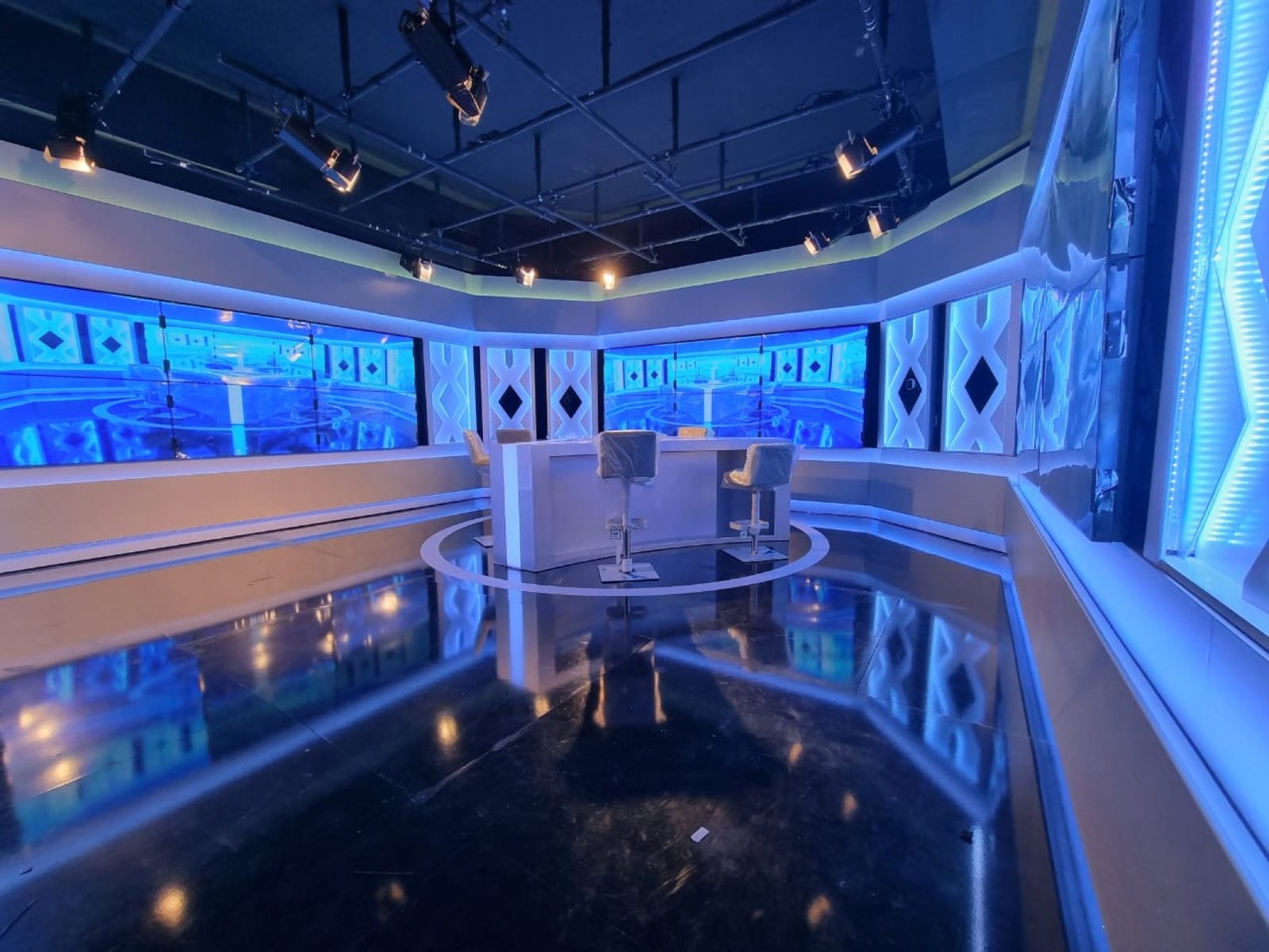 Télévision Togolaise : studio du JT et identité de chaîne, sélection 4